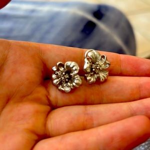 White gold and Diamond flower earrings